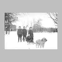 022-0409 Winter 1941-42 auf Gut Gross Koewe - im Bild von links Herbert Brauch, Heinz Korallus, Horst Weiss und auf dem Schlitten Helmut Meson.jpg